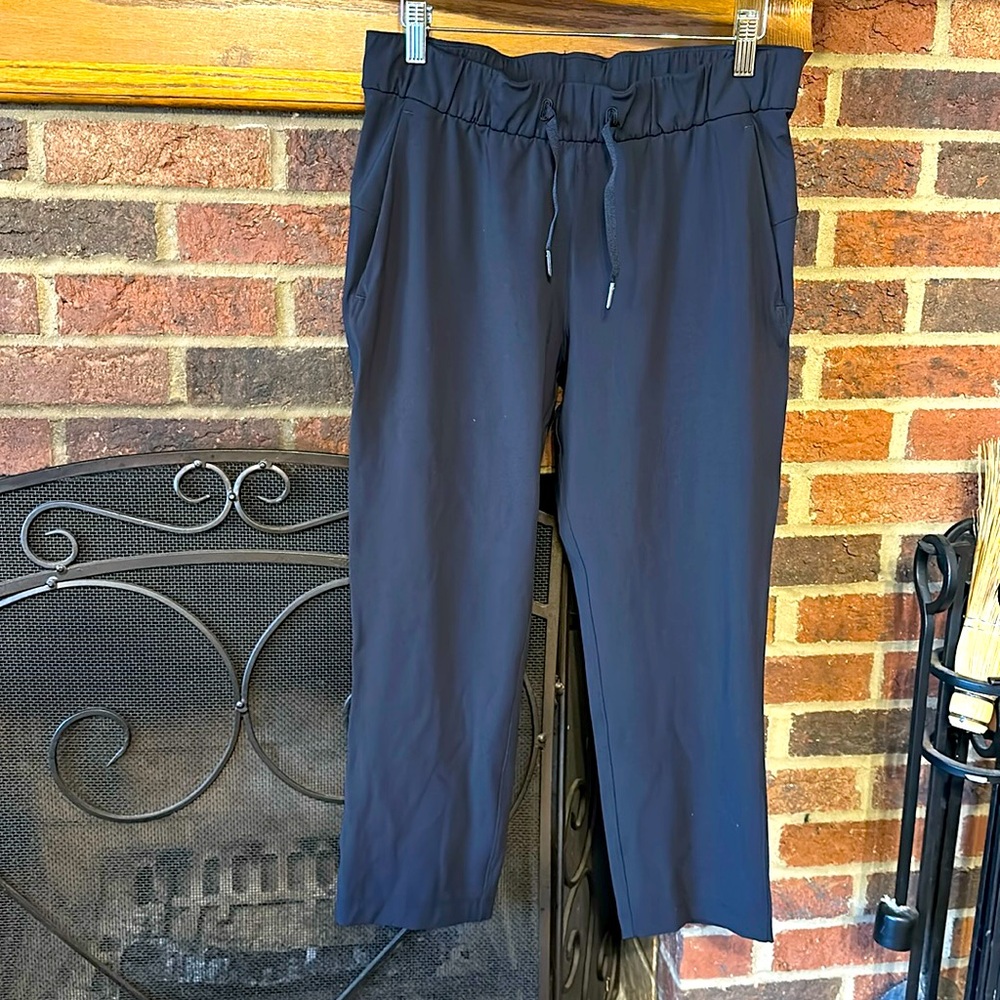 Women’s SZ 6 Lululemon 22” inseam black athletic pants. Great condition.